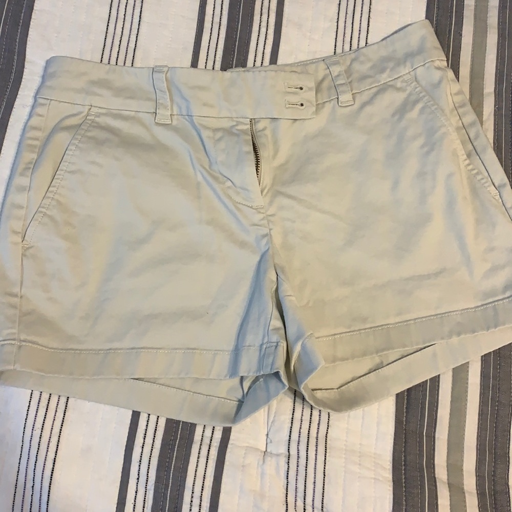 Vineyard vines khaki shorts size 2